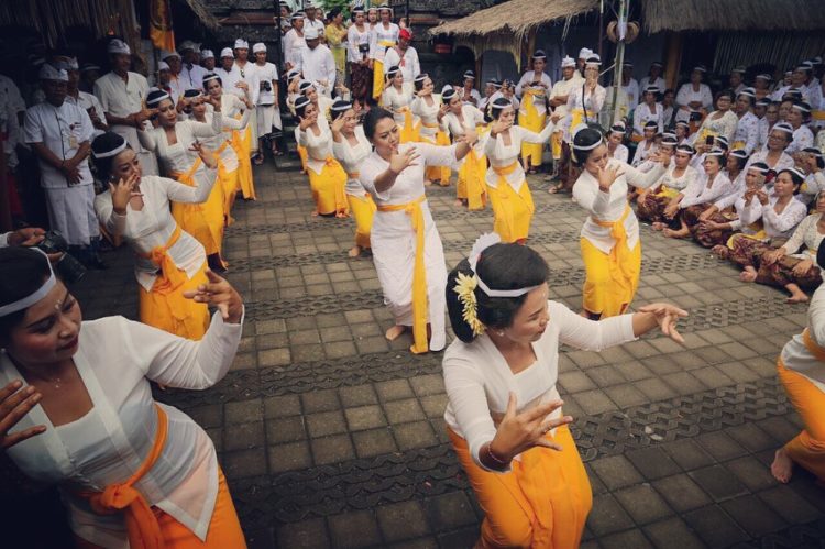 fungsi dari tari rejang renteng bali