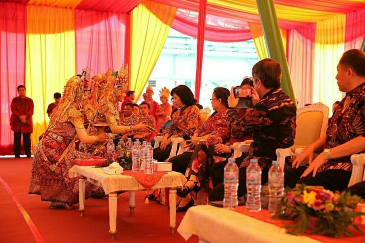 tari gending sriwijaya digunakan sebagai penghormatan terhadap tamu melalui sekapur sirih