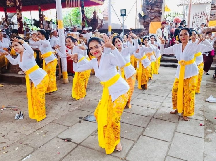 gerakan ngeliud pada tari rejang renteng