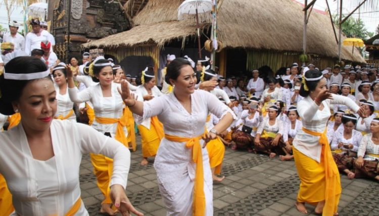 gerakan ngelung pada bagian memande tari rejang renteng