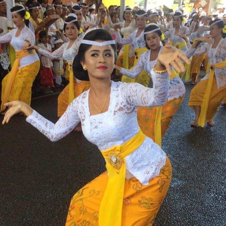 gerakan pada tari rejang renteng