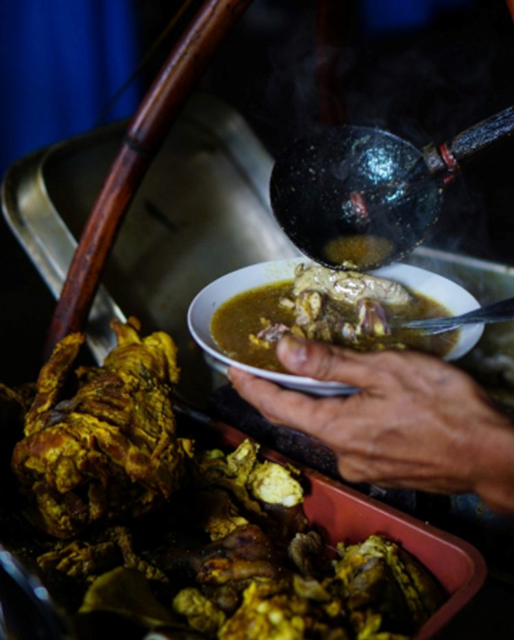 makanan khas Semarang yang terkenal bernama gulai kambing bustaman