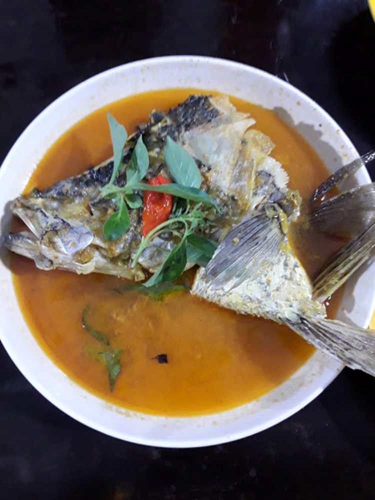 makanan khas Semarang yang wajib dicoba untuk wisata kuliner bernama gulai kepala ikan