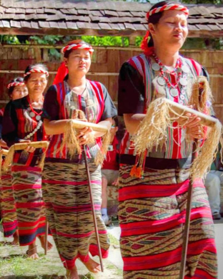 Tari gantar busai hanya menggunakan properti bambu berisi biji bijian