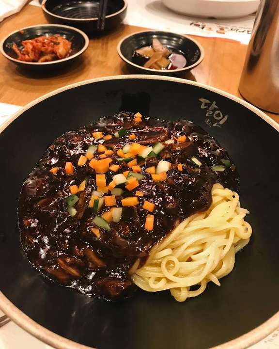 Gambar Jjajangmyeon Makanan Khas Korea