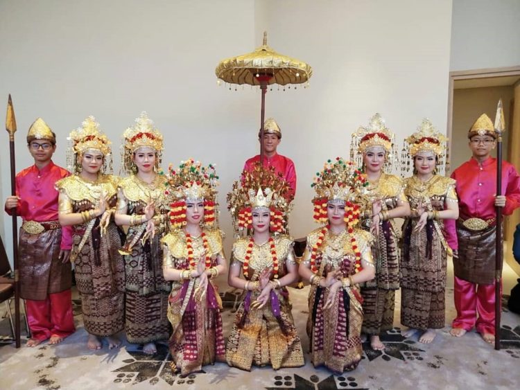 9 penari perempuan dan 3 penari laki laki tari gending sriwijaya