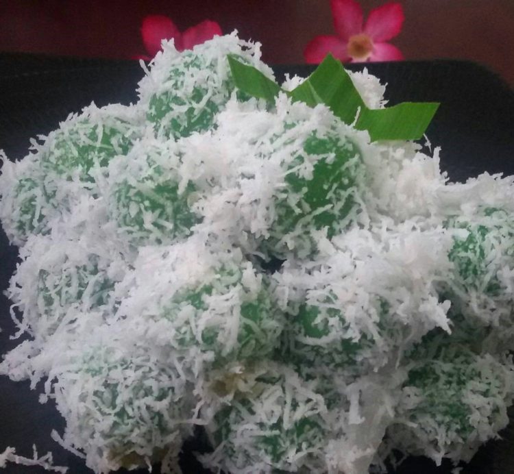 Makanan khas kalimantan Selatan yang enak bernama klepon martapura