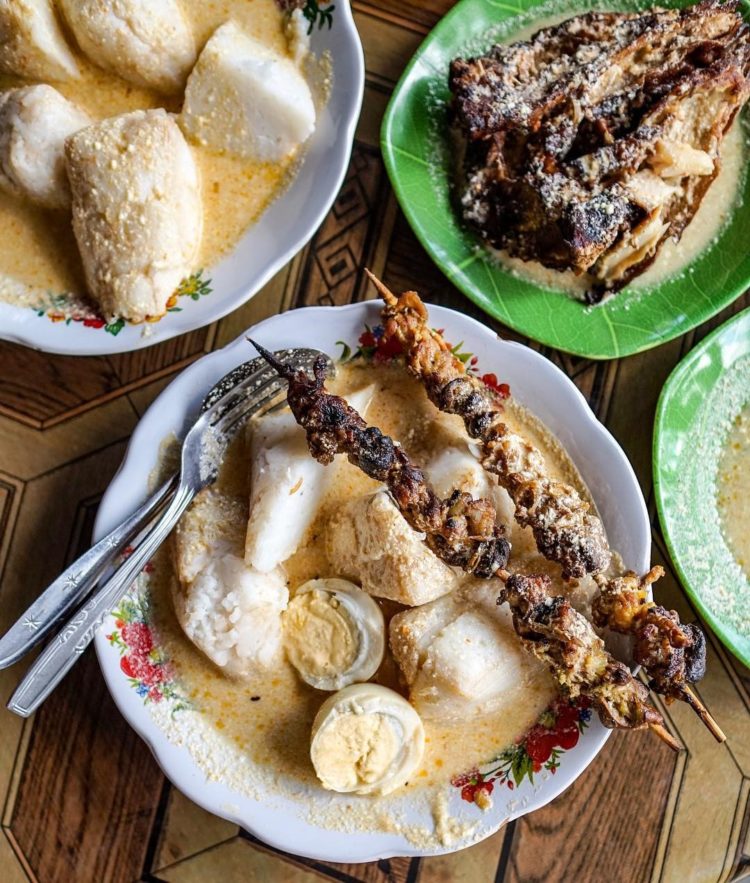 Makanan khas kalimantan Selatan ini bernama ketupat kandangan yang pwajib dicoba