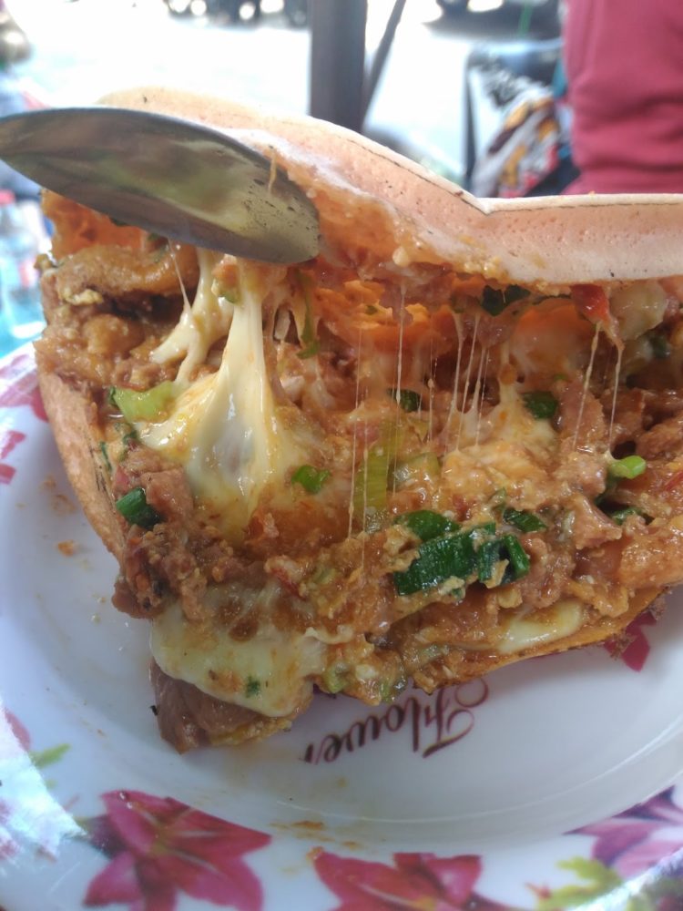 Cemilan kue leker paimo dalam makanan khas Semarang 