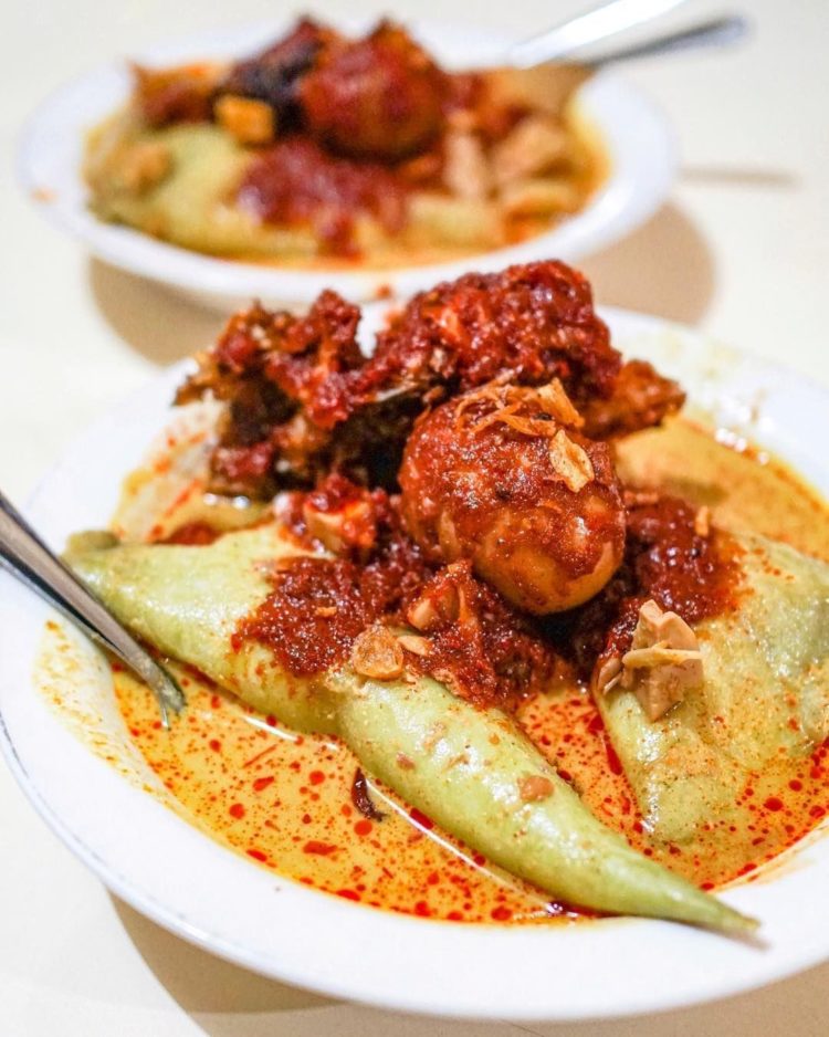 Makanan khas kalimantan Selatan yang paling terkenal  bernama lontong orari