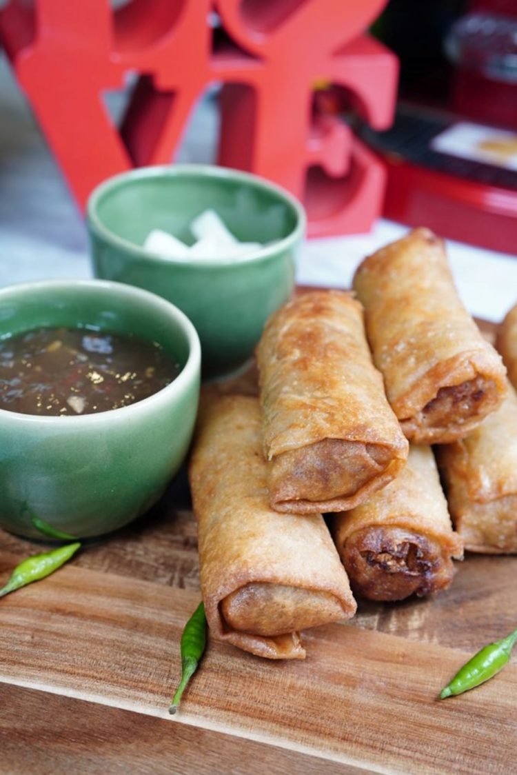 makanan khas Semarang untuk oleh oleh dan dine in bernama lumpia semarang