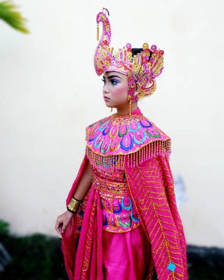 mahkota dalam kostum dan propert tari merak Jawa barat