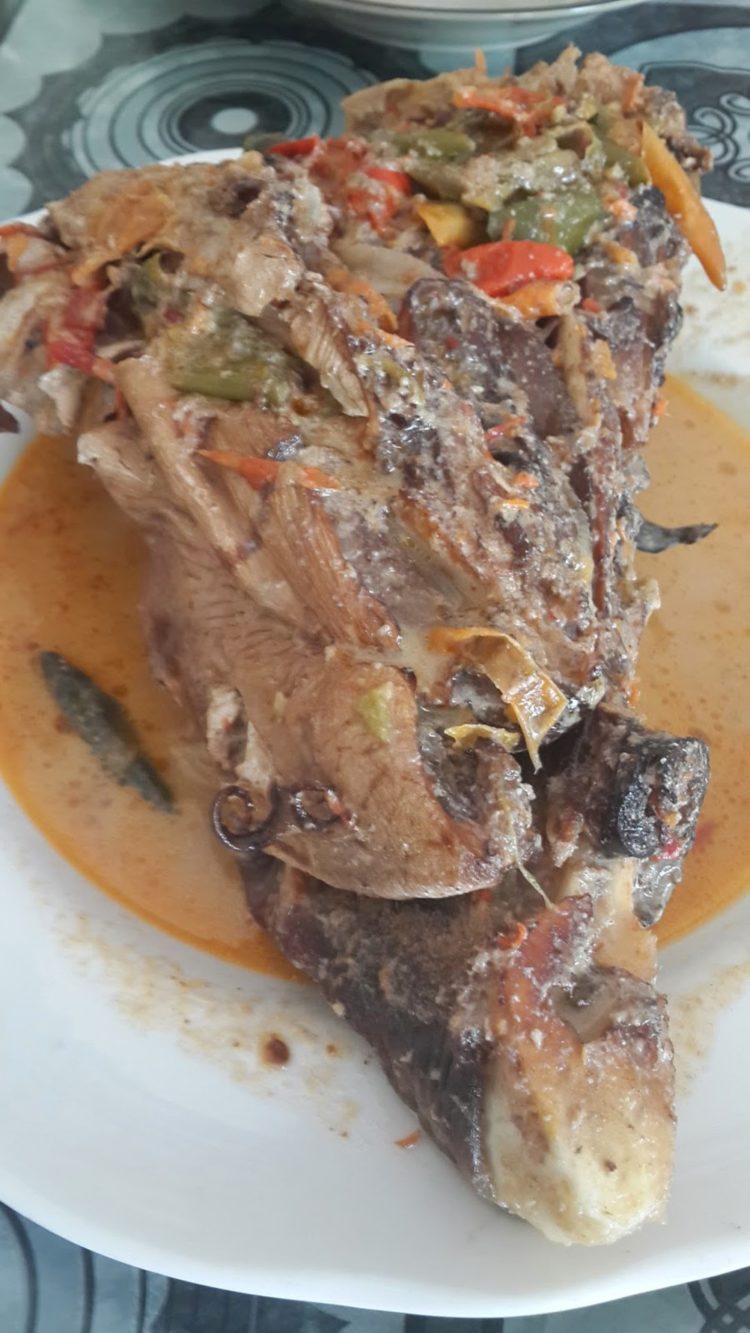 makanan khas Semarang yang wajib dicoba untuk wisata kuliner bernama mangut kepala manyung