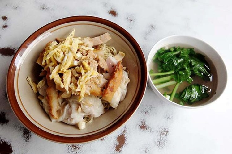 varian mie dalam makanan khas Semarang yaitu mie siang kie di gang lombok