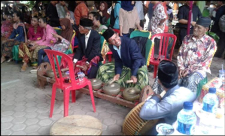 kolintang dan rebana merupakan iringan musik tari andun