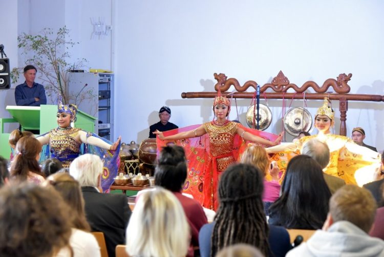 musik pengiring tari merak disebut gamelan macan tutul