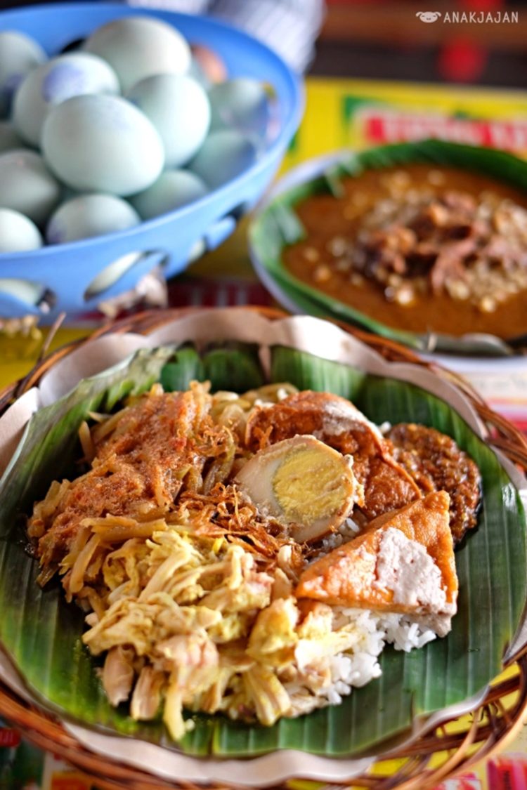 makanan khas Semarang sebagai menu sarapan bernama nasi ayam semarangan