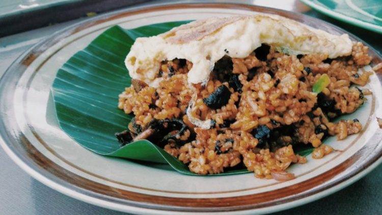 makanan khas Semarang yang legendaris bernama nasi goreng babat