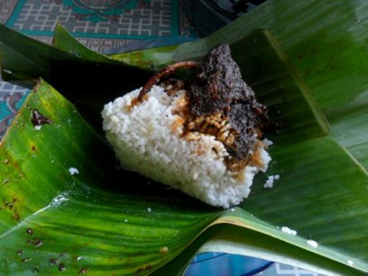 Makanan khas kalimantan Selatan yang paling enak dan murah bernama nasi itik gambut