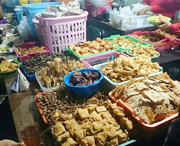 makanan khas Semarang di angkringan pak gik salah satunya nasi kucing