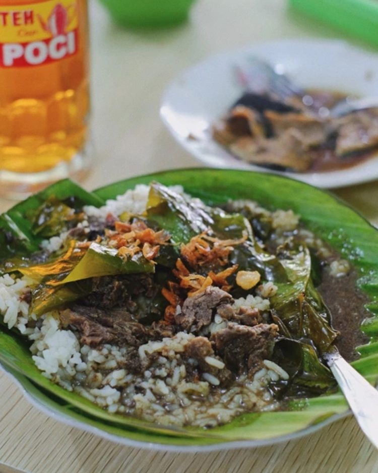 makanan khas Semarang yang terkenal bernama nasi pindang sapi