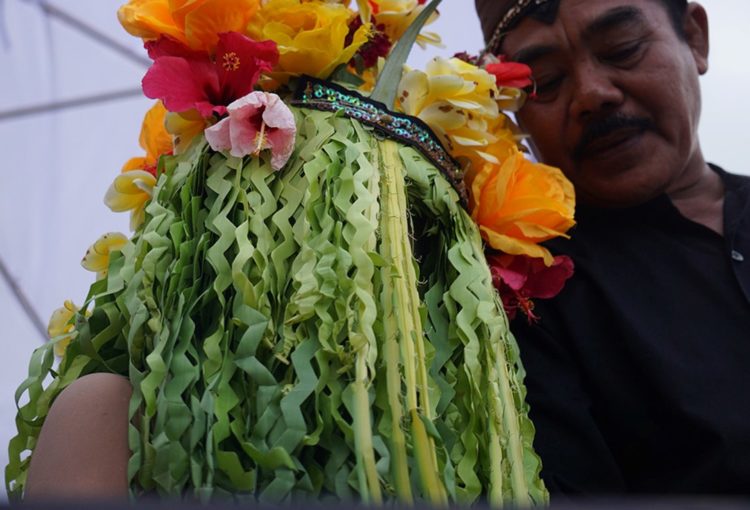 mahkota omprok tari seblang olehsari