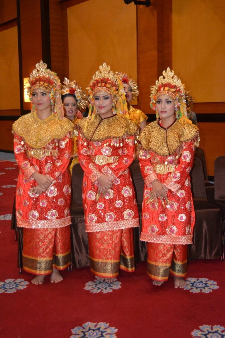 Pemakaian busana oleh para Penari tari tanggai