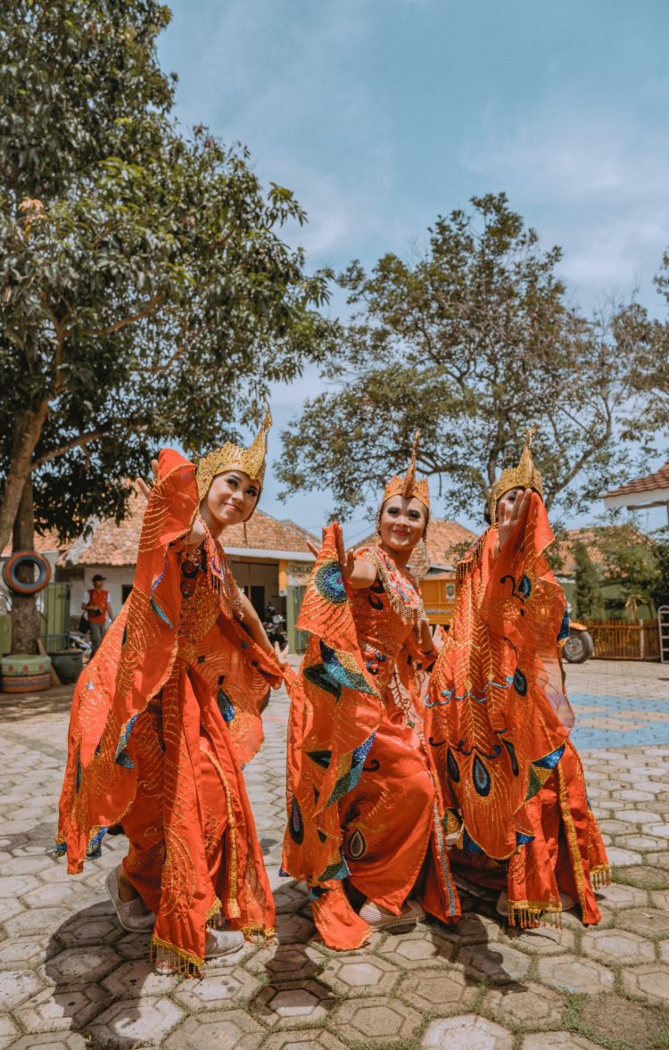 tari merak yang berasal dari Jawa barat ditarikan oleh penari perempuan dengan jumlah minimal 3