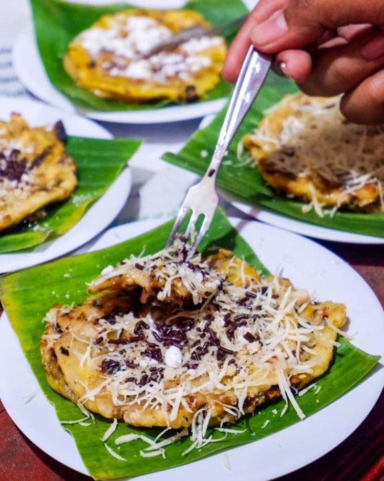 Cemilan unik dari makanan khas Semarang yaitu pisang plenet