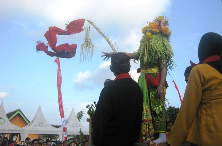 penonton yang mendapat selendang penari wajib ikut menari tari seblang