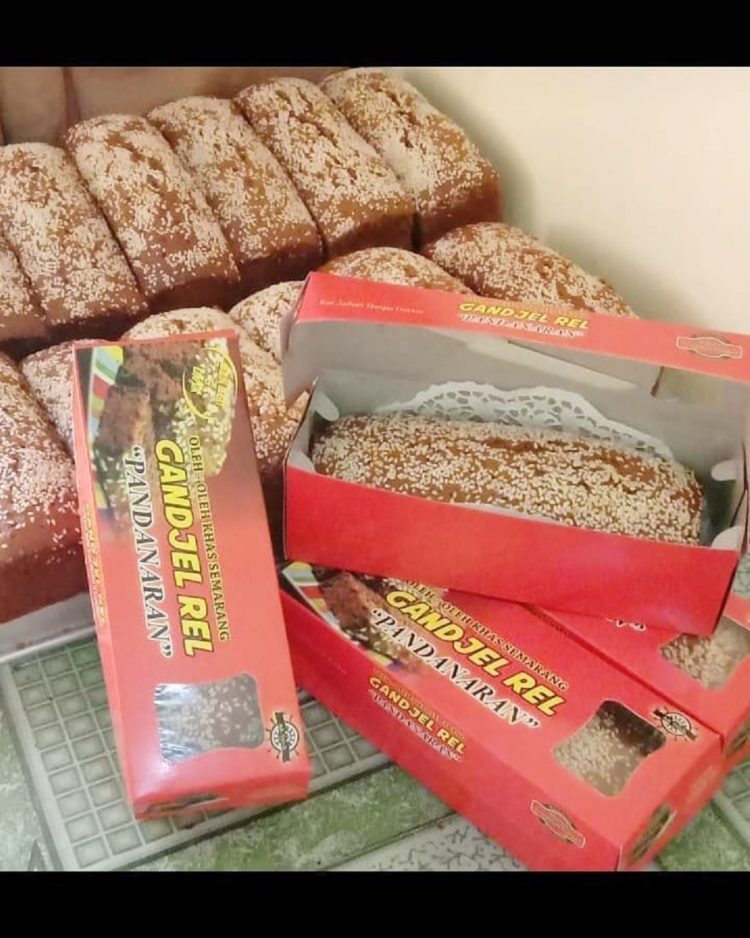 Kue tradisional bernama roti ganjel rel dalam makanan khas Semarang