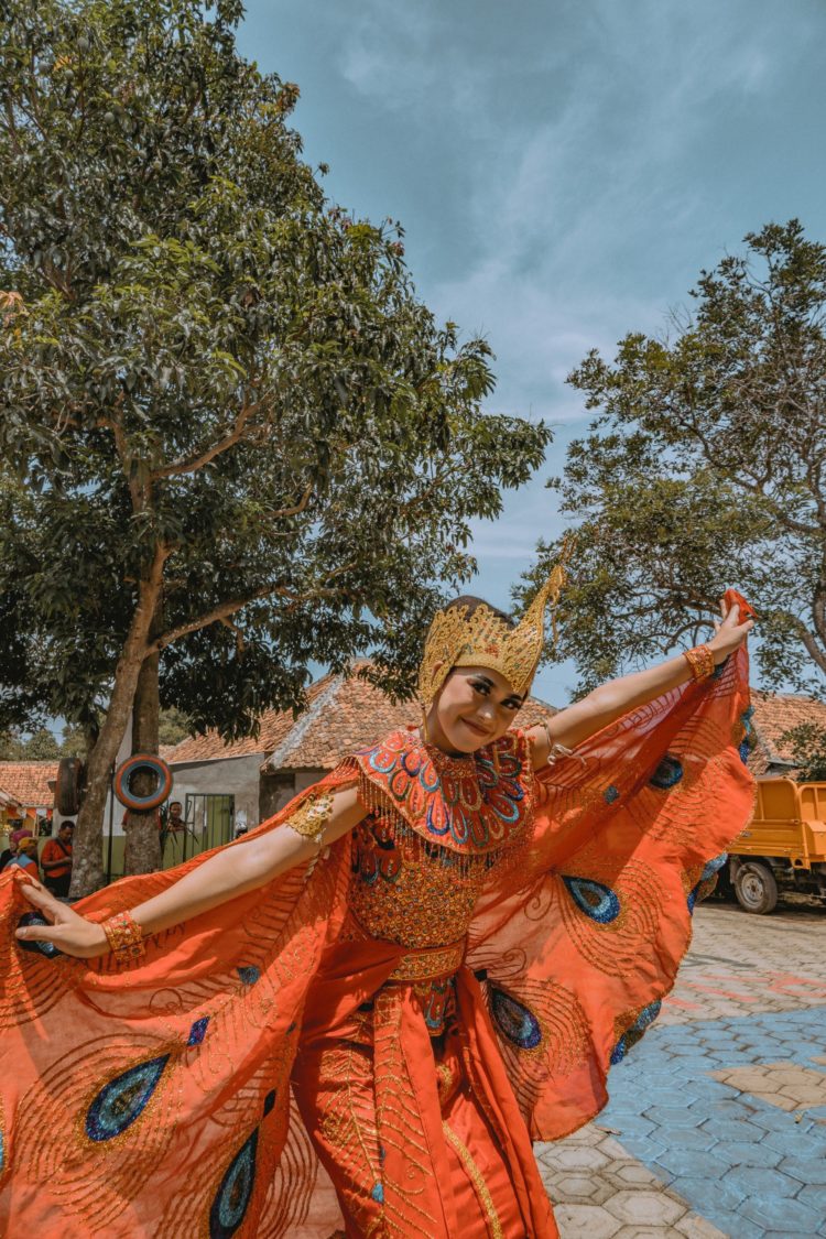 kostum dan propert tari merak bagian sampur