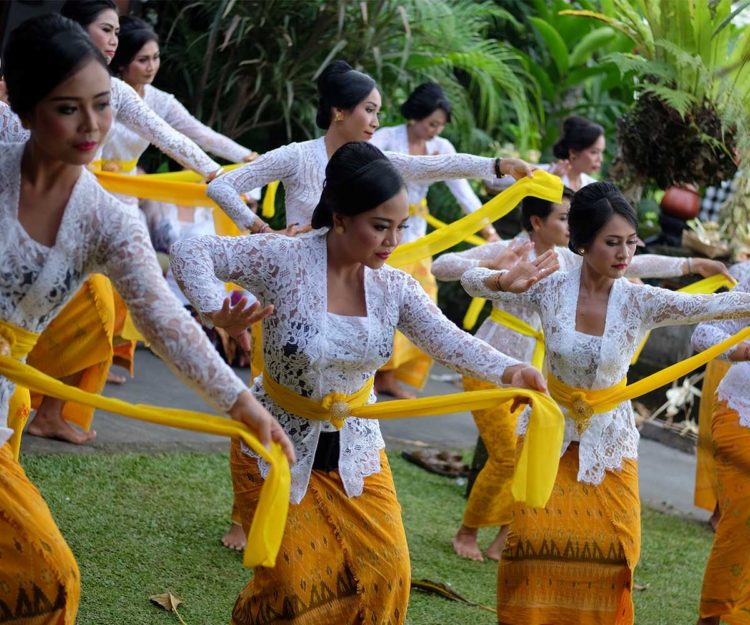 selendang kuning tari rejang renteng