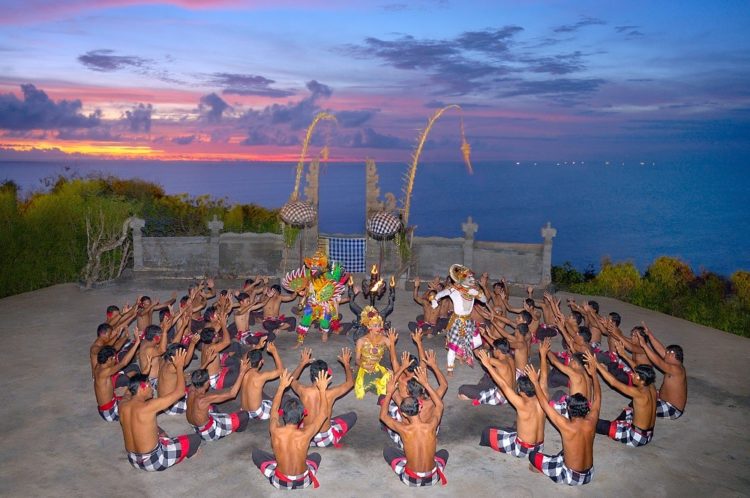 gambar tari bali kecak