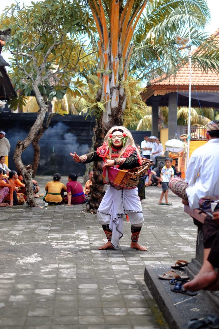 gambar tari bali topeng sidhakarya