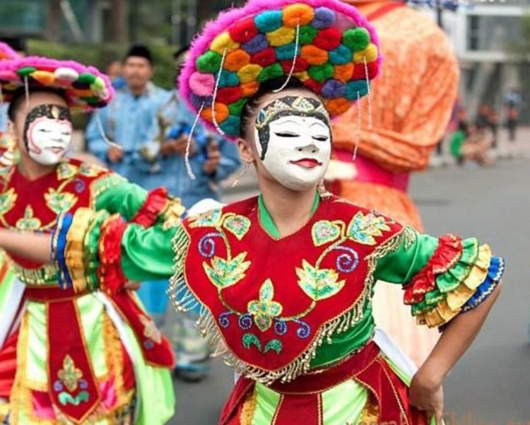 pagelaran komunal tari topeng cirebon