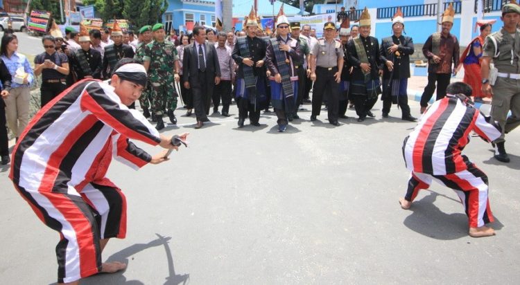 Apa Itu Tari Tor Tor ASAL SEJARAH PROPERTI POLA LANTAI 