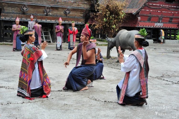 gambar tari tor tor mangaliat