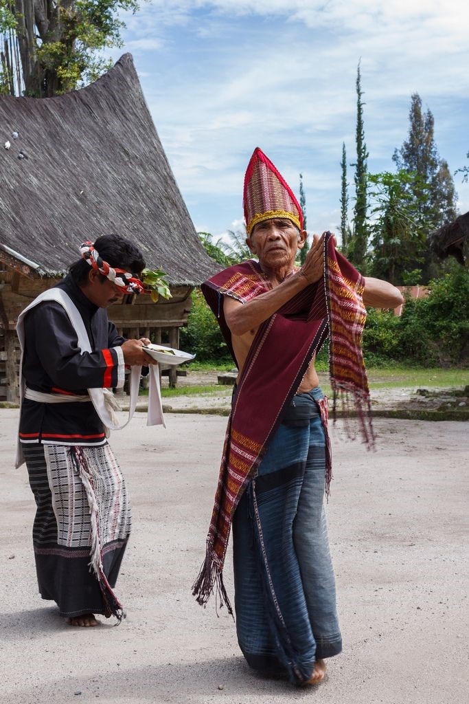 gambar tari tor tor panusunan bulung