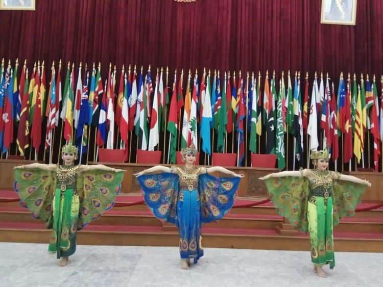 tari merak ditampilkan di konferensi asia afrika (KAA) Bandung