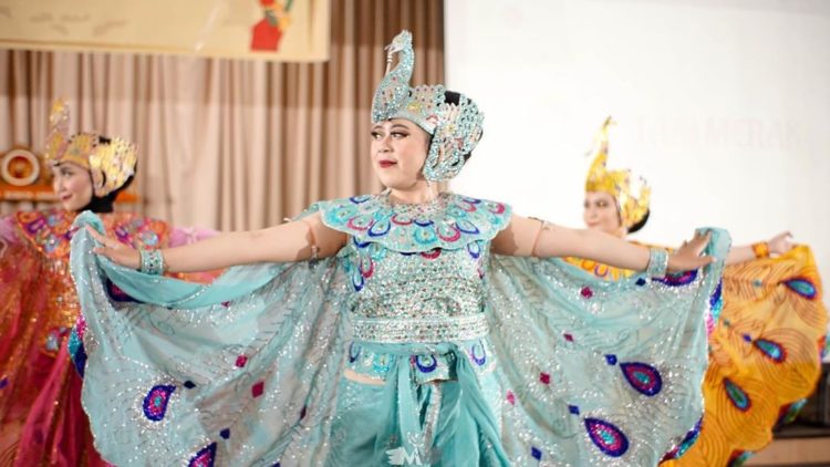 Gerakan, Iringan musik, properti, kostum, fungsi dan makna tari merak yang berasal dari Jawa barat
