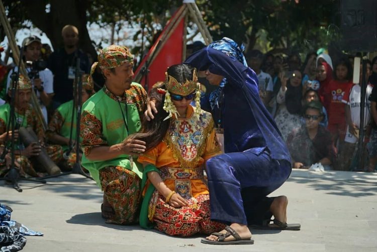 prosesi temohon tari sintren di akhir pertunjukan