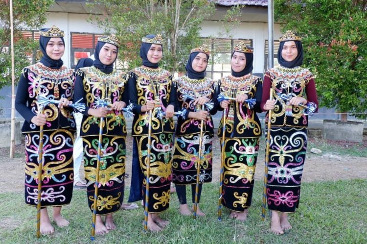 fungsi tongkat dalam tari gantar adalah representasi senjata tradisional sumpit