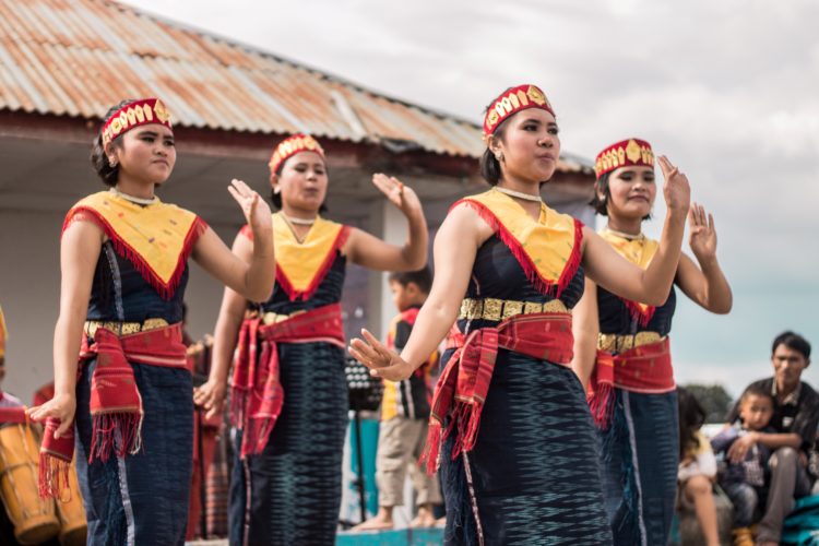 gambar tari tor tor naposo nauli bulung