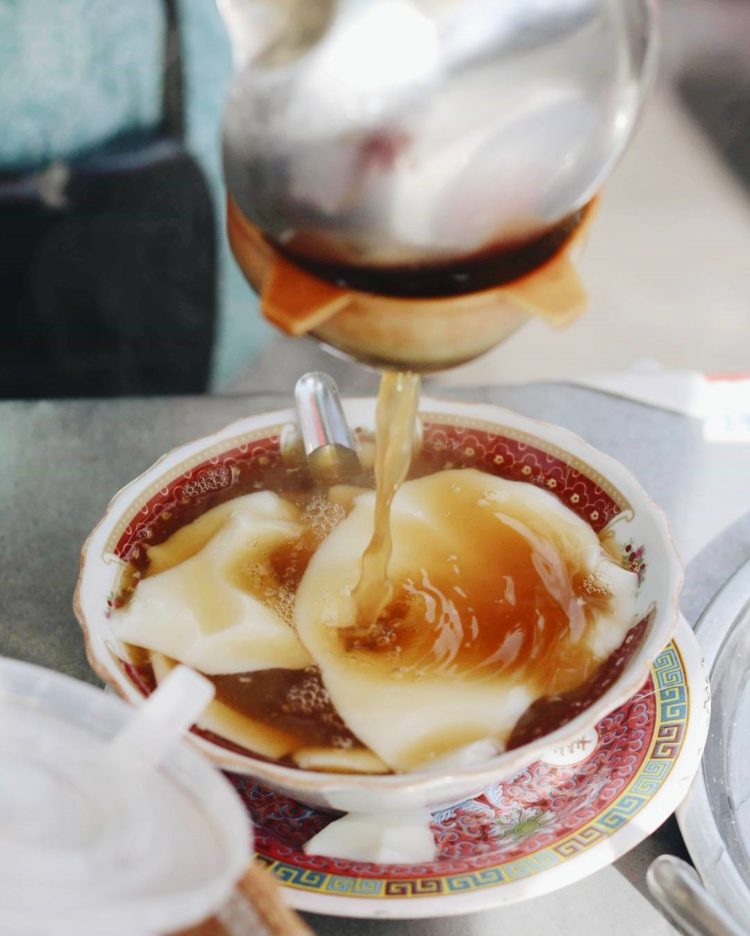 Wedang tahu adalah salah satu minuman dan makanan khas semarang yang enak 