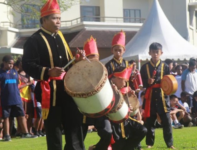 pengiring tari maengket