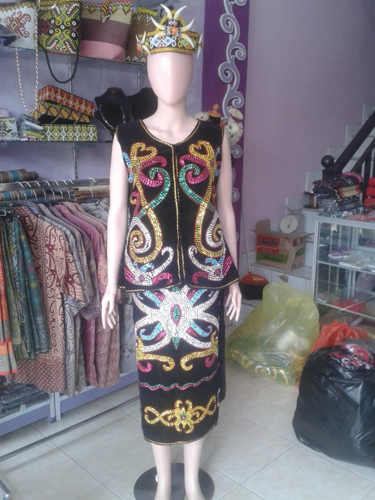 penggunaan baju rompi motif tari mandau