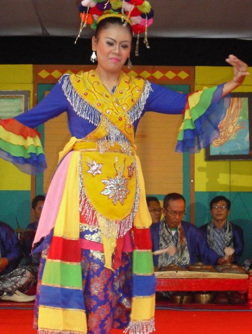 kostum tari betawi