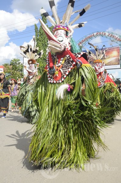 jenis tari tunggal Tari Hudoq dari Kalimantan