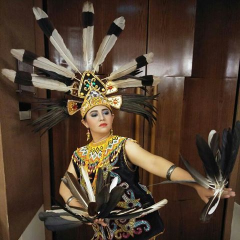 gambar tari tunggal Tari Kancet Lasan dari Kalimantan (Dayak Kenyah)